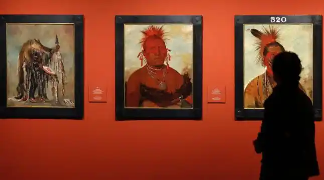 Detalle de cartelas rojas en las salas del Museo Thyssen